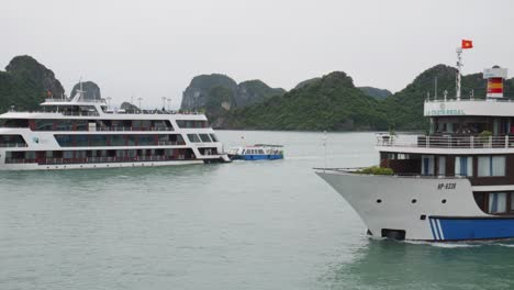 Dos-Cruceros-En-La-Naturaleza-Escénica-De-La-Bahía-De-Ha-Long-En-El-Noreste-De-Vietnam