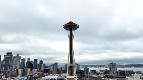 Luftumlaufbahn-Der-Space-Needle-Mit-Blick-Auf-Die-Stadt-Seattle,-Washington-An-Einem-Bewölkten-Tag