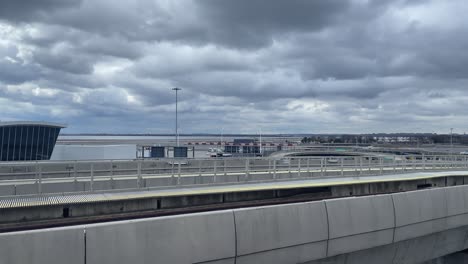 Toma-En-Cámara-Lenta-Del-Aeropuerto-Jfk-Avanzado-Hasta-El-Edificio-De-La-Terminal-De-Pasajeros