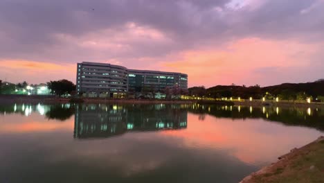 Una-Toma-Nocturna-Del-Parque-Tecnológico-Bagmane-Ubicado-Junto-Al-Lago-En-Bangalore.