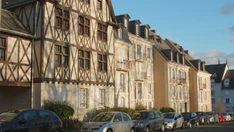 Vista-Panorámica-De-La-Fachada-Exterior-De-Entramado-De-Madera-De-La-Arquitectura-En-La-Doutre,-Angers,-Francia