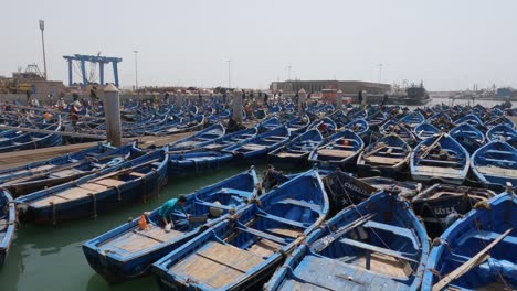 Coloridos-Barcos-Azules-Atracados-En-El-Puerto-Lleno