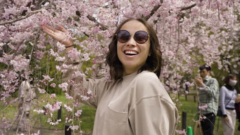 Toma-En-Cámara-Lenta-De-Una-Mujer-Feliz-Explorando-Los-Hermosos-Cerezos-En-Flor-En-Kioto
