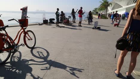 Menschen-Beobachten-Eine-Straßenband-In-Praca-Maua,-Bei-Sonnenuntergang,-Im-Zentrum-Von-Rio-De-Janeiro,-Brasilien