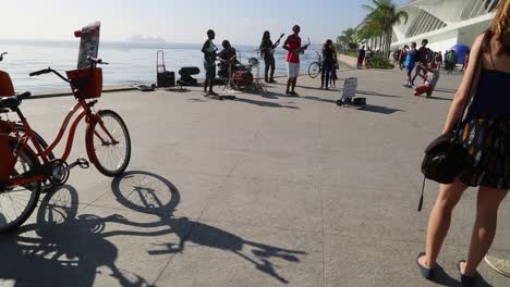 Gente-Mirando-Una-Banda-Callejera-En-Praça-Maua,-Al-Atardecer,-En-El-Centro-De-Río-De-Janeiro,-Brasil