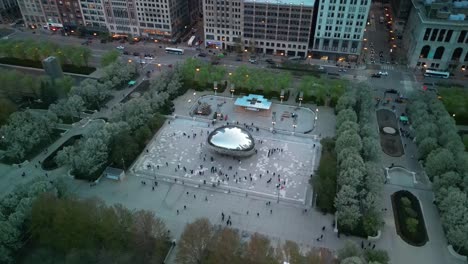 Vista-Aérea-De-Turistas-En-Cloud-Gate-Millennium-Park,-Chicago.