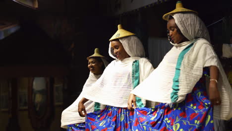 Mädchen-Tanzen-Im-Restaurant-Yod-Abyssinia-In-Addis-Abeba,-Äthiopien