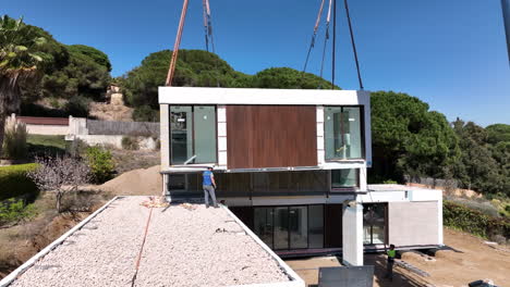Positioning-with-crane-of-prefabricated-house-module