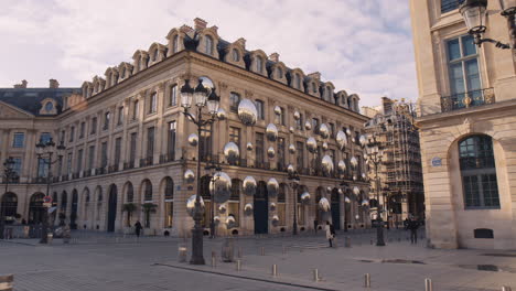 Edificios-En-La-Place-Vendome-En-París,-Vista-De-La-Calle-De-La-Fachada-De-La-Tienda-Louis-Vuitton-Decorada-Con-Muchos-Espejos