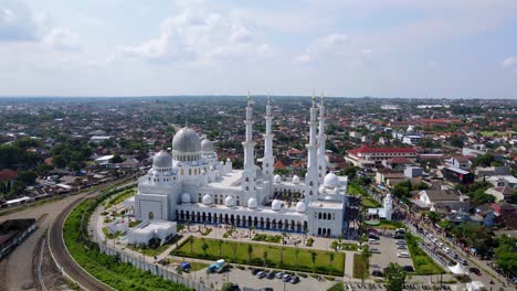Luftaufnahme-Der-Scheich-Zayid-Moschee-In-Solo-Java,-Zentralindonesien