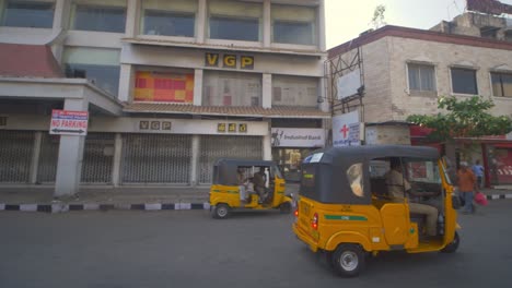 Autorikschas-Oder-Tuk-Tuk-Auf-Den-Straßen,-Straßen-Von-Chennai,-Seitenansicht