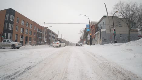 POV-Bewegungshyperlapse-Entlang-Einer-Schneebedeckten-Straße-Im-Stadtteil-Verdun-In-Montreal