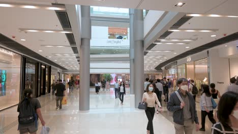 Chinesische-Käufer-Werden-In-Einem-High-End-Einkaufszentrum-Gesehen