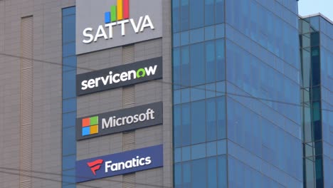 Sattva,-Servicenow,-Microsoft,-Logotipo-De-Fanáticos-En-El-Costado-De-Un-Edificio-De-Oficinas-En-Hitech-City,-Hyderabad