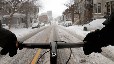 Vista-Del-Manillar-Pov-En-Bicicleta-Por-El-Barrio-De-Ville-Marie-En-Montreal-Durante-La-Nieve-Del-Invierno
