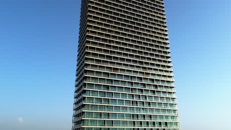 Vista-Aérea-Ascendente-De-Ventanas-Y-Detalles-De-La-Fachada-Del-Hotel-Shangri-La,-En-Jeddah,-Arabia-Saudita.