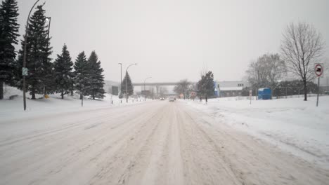 Hyperlapse-POV-Fahrt-Entlang-Einer-Schneebedeckten-Straße-Im-Stadtteil-Verdun-Im-Winter-In-Montreal