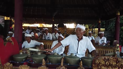 Un-Anciano-Toca-Música-Antigua-De-Gamelan-En-Una-Ceremonia-Espiritual-En-Bali,-Indonesia,-Toma-Manual