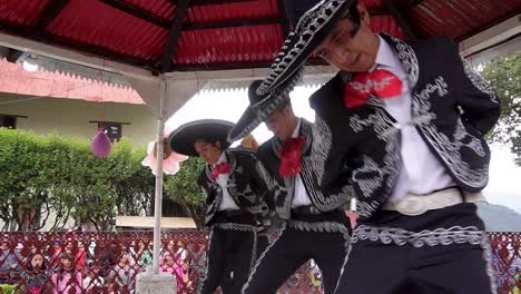 Zeitlupenaufnahme-Mexikanischer-Tänze-Mit-Traditionellem-Mariachi