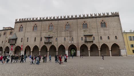 Gente-En-El-Patio-Delantero-Del-Palacio-Ducal-En-Piazza-Sordello,-Mantua-Mantua,-Italia