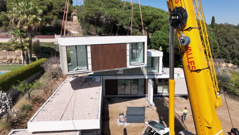 Positioning-activity-with-crane-of-pre-fabricated-house-module