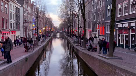 Panning-shot-of-crowd-walking-through-the-red-light-district-De-Wallen-in-Amsterdam-in-the-evening