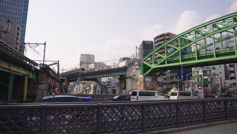 Zug-Fährt-Durch-Akihabara-Im-Zentrum-Von-Tokio,-Japan