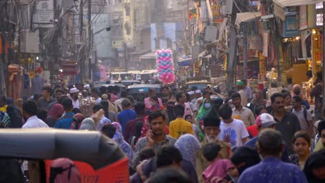Indian-crowded-and-busy-market-with-people-walking-in-a-narrow-lane,-Hyderabad,-India