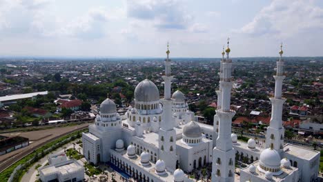 Drone-flight-shows-the-great-mosque-Sheikh-Zayed-from-Solo-in-Java,-central-Indonesia