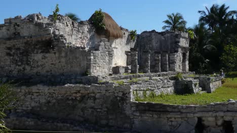 Primer-Plano-De-La-Casa-De-Las-Columnas-En-El-Sitio-Arqueológico-De-Tulum,-Quintana-Roo,-México.