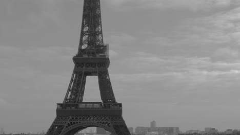 Eiffelturm-Gegen-Bewölkten-Himmel-In-Paris,-Frankreich---Schwarz-Und-Weiß