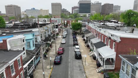 Toma-Aérea-De-Casas-Y-Hogares-En-El-Centro-De-Wilmington-Delaware-En-Un-Día-Brumoso