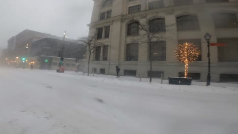 POV-Reist-Am-Späten-Nachmittag-Durch-Starken-Schneesturm-In-Der-Innenstadt-Von-Montreal