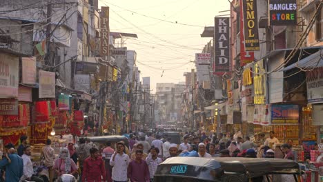 Mercado-Indio-Lleno-De-Gente-Y-Concurrido-Con-Gente-Caminando-Por-Una-Calle-Estrecha,-Tiro-De-Gran-Angular,-Hyderabad,-India