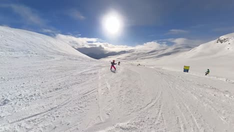 Linda-Niña-De-6-Años-Esquiando-Rápido-Y-Cayendo-En-Laderas-Alpinas-En-Myrkdalen,-Noruega---Clip-Siguiéndola-Desde-Atrás-Y-Girando-Alrededor-De-Ella-Al-Caer