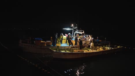 Pescadores-Japoneses-En-Cámara-Lenta-Trayendo-Redes-De-Calamar.