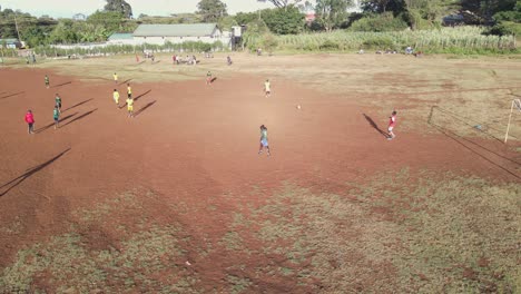Partido-De-Fútbol-De-La-Liga-Local-En-Un-Campo-árido-En-Loitokitok,-Kenia,-Aéreo