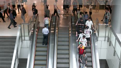 Los-Compradores-Chinos-Viajan-En-Escaleras-Mecánicas-Móviles-Automáticas-En-Un-Centro-Comercial-De-Alta-Gama-En-Hong-Kong