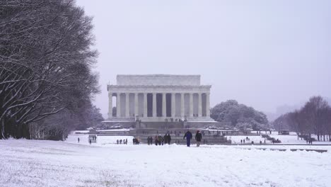 Tourists-walking-in-front-of-Lincoln-Memorial-in-Washington-DC-during-snowy-day