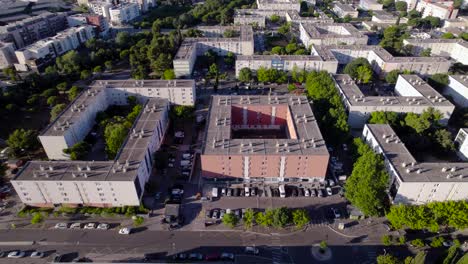 Vista-Aérea-De-Los-Edificios-Arquitectónicos-De-Apartamentos-En-La-Región-Suburbana-De-La-Mosson-De-Montpellier,-Francia.