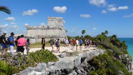 Turistas-Que-Visitan-Las-Ruinas-Mayas-Del-Castillo-En-El-Sitio-Arqueológico-De-Tulum,-Quintana-Roo,-México