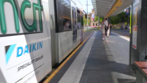 Eine-Straßenbahn-Hält-An-Der-Straßenbahnhaltestelle-Victoria-Square-In-Adelaide,-Südaustralien