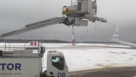Passagier-POV-KLM-Flugzeuge,-Die-Vor-Dem-Start-Vom-Internationalen-Flughafen-Helsinki-Vantaa-Eine-Enteisungsbehandlung-Erhalten