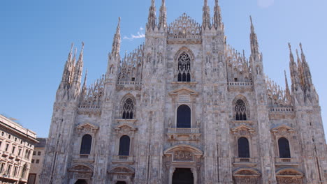 Crowded-Tourists-In-Front-Of-The-Iconic-Duomo-di-Milano-In-Milan,-Lombardy,-Italy