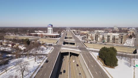 Woodward-Avenue-Beim-Überqueren-Der-Schnellstraße-696-In-Der-Nähe-Des-Zoos-Von-Detroit,-Luftaufnahme