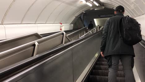 Pendler-Im-Bahnhof-Paddington-Mit-Der-Rolltreppe-In-Der-Londoner-U-Bahn,-London,-Großbritannien