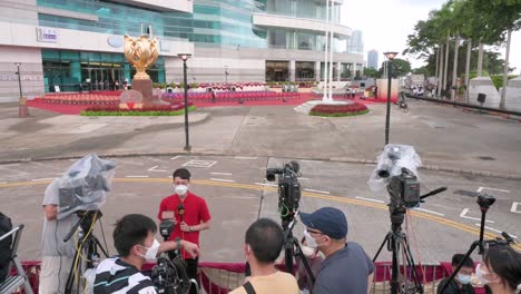 Miembros-De-La-Prensa-Asisten-A-La-Ceremonia-De-Izamiento-De-La-Bandera-Que-Se-Celebra-Durante-El-Día-Nacional-De-China,-El-Aniversario-De-La-Fundación-De-La-República-Popular-China.