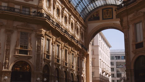 Enchanting-Architecture-Of-Galleria-Vittorio-Emanuele-II-With-Crowded-People-In-Milan,-Italy