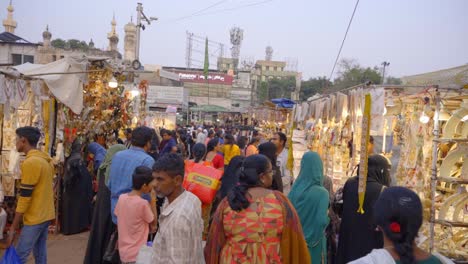 Indischer-überfüllter-Und-Geschäftiger-Markt-Mit-Frauen-Gemischter-Ethnischer-Zugehörigkeit,-Die-In-Einer-Engen-Gasse-Des-Schmuckmarktes-Und-Einkaufsmöglichkeiten-Spazieren,-Altes-Hyderabad,-Indien