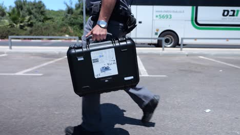 Piloto-Profesional-De-Drones-Caminando-Con-Una-Maleta-De-Drones